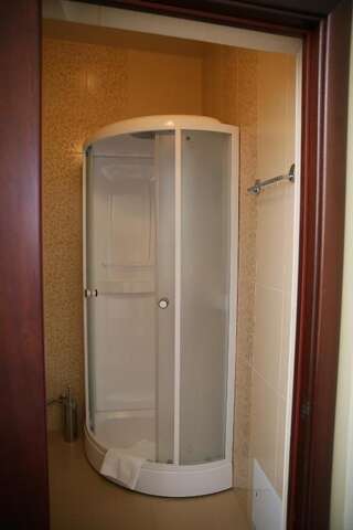 Гостиница Luxor Ессентуки Двухместный номер с 2 отдельными кроватями и душем-2