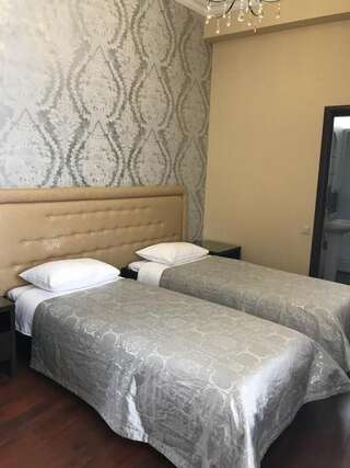 Гостиница Luxor Ессентуки Двухместный номер с 2 отдельными кроватями и душем-11